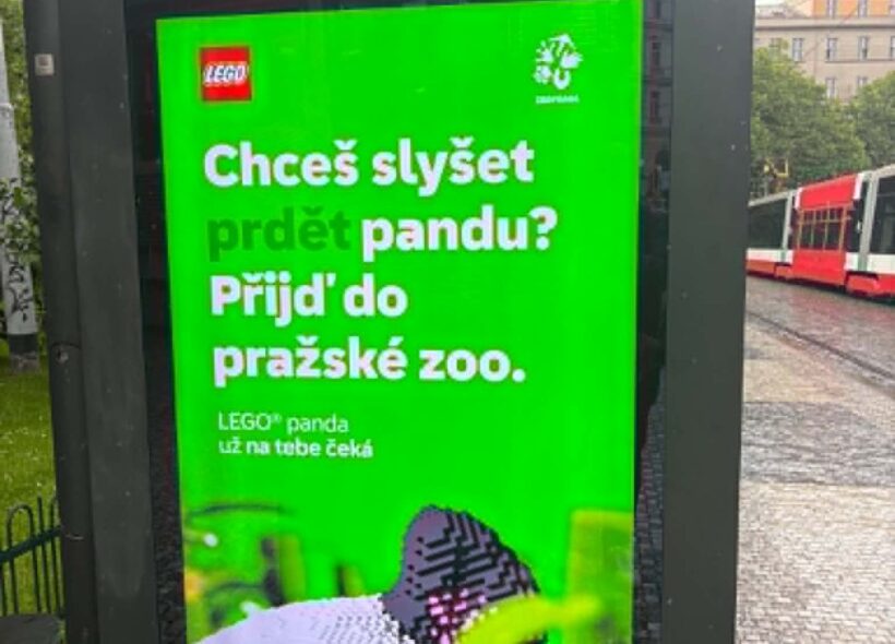 Reklamní plakát Zoo Praha láká na LEGO pandu provokativním sloganem „Chceš slyšet prdět pandu?“. Podoba kampaně vyvolala v Praze vlnu kritiky.