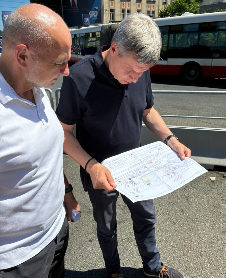 Starosta Prahy 5 Lukáš Herold při kontrole nových bezpečnostních opatření před Smíchovským nádražím. Úpravy mají zvýšit bezpečnost chodců v dlouhodobě rizikovém prostoru.