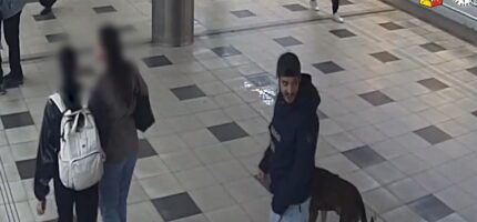 Policie zveřejnila záběry muže, který ve Střešovičkách vyhrožoval smrtí.