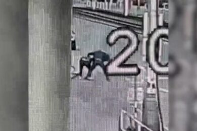 Kamerový záznam zachytil brutální napadení v Olšanské ulici, díky němuž kriminalisté útočníka rychle dopadli.