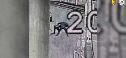 Kamerový záznam zachytil brutální napadení v Olšanské ulici, díky němuž kriminalisté útočníka rychle dopadli.