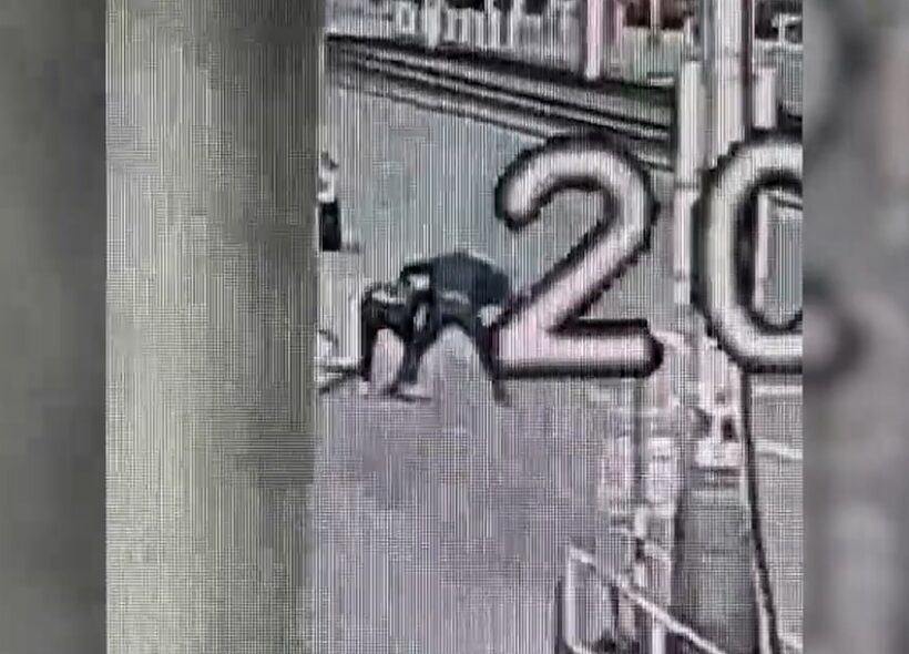 Kamerový záznam zachytil brutální napadení v Olšanské ulici, díky němuž kriminalisté útočníka rychle dopadli.
