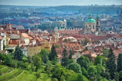 Praha z výšky. Město, které má prostor i možnosti — ale v bydlení dál přešlapuje.