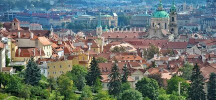 Praha z výšky. Město, které má prostor i možnosti — ale v bydlení dál přešlapuje.