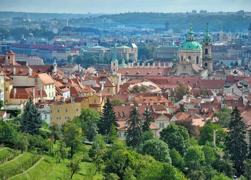 Praha z výšky. Město, které má prostor i možnosti — ale v bydlení dál přešlapuje.