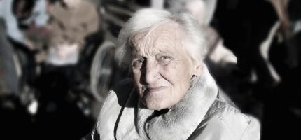 Tváře lidí, pro které je kvalitní péče nejdůležitější — právě jim míří podpora Prahy 1.