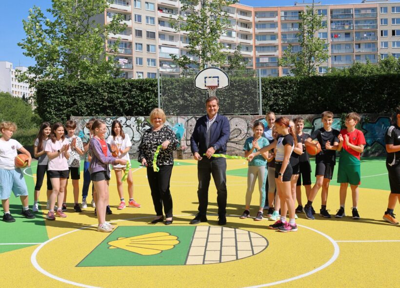 Slavnostní otevření zrekonstruovaného sportovního hřiště v ulici Bellušova za účasti zástupců Prahy 13 a dětí z místních škol.