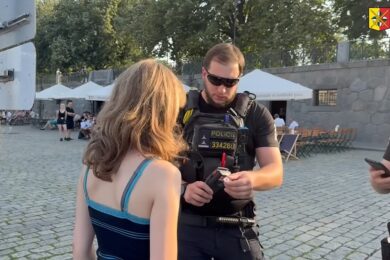 Pražští policisté při kontrolách v rámci akce ADAM. Hlídky ověřovaly totožnost mladistvých i dodržování zákazu podávání alkoholu dětem.