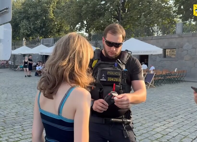 Pražští policisté při kontrolách v rámci akce ADAM. Hlídky ověřovaly totožnost mladistvých i dodržování zákazu podávání alkoholu dětem.
