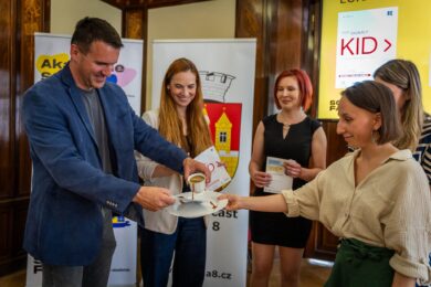 Zástupci Prahy 8 a odborných organizací představili v Grabově vile nové Karty KID, nástroj pro včasnou pomoc dětem v náročných životních situacích.