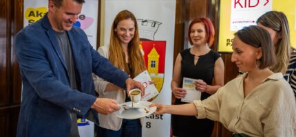 Zástupci Prahy 8 a odborných organizací představili v Grabově vile nové Karty KID, nástroj pro včasnou pomoc dětem v náročných životních situacích.