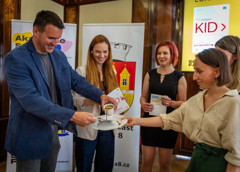 Zástupci Prahy 8 a odborných organizací představili v Grabově vile nové Karty KID, nástroj pro včasnou pomoc dětem v náročných životních situacích.