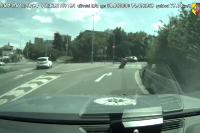 Záběr z policejní kamery zachycuje motorkáře ujíždějícího po pražské Jižní spojce. Pronásledování skončilo až ve slepé ulici U Trati.