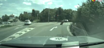 Záběr z policejní kamery zachycuje motorkáře ujíždějícího po pražské Jižní spojce. Pronásledování skončilo až ve slepé ulici U Trati.