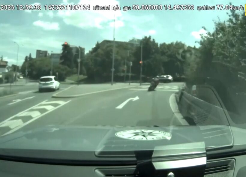 Záběr z policejní kamery zachycuje motorkáře ujíždějícího po pražské Jižní spojce. Pronásledování skončilo až ve slepé ulici U Trati.