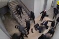 Záběry z bezpečnostní kamery zachycují brutální napadení pětice mužů v pražské Hostivaři, které nyní vyšetřují kriminalisté.