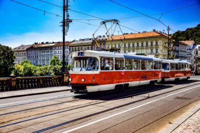 Tramvaj typu T3 na lince 23, která připomíná 30 let od zavedení přestupního tarifu v Praze.