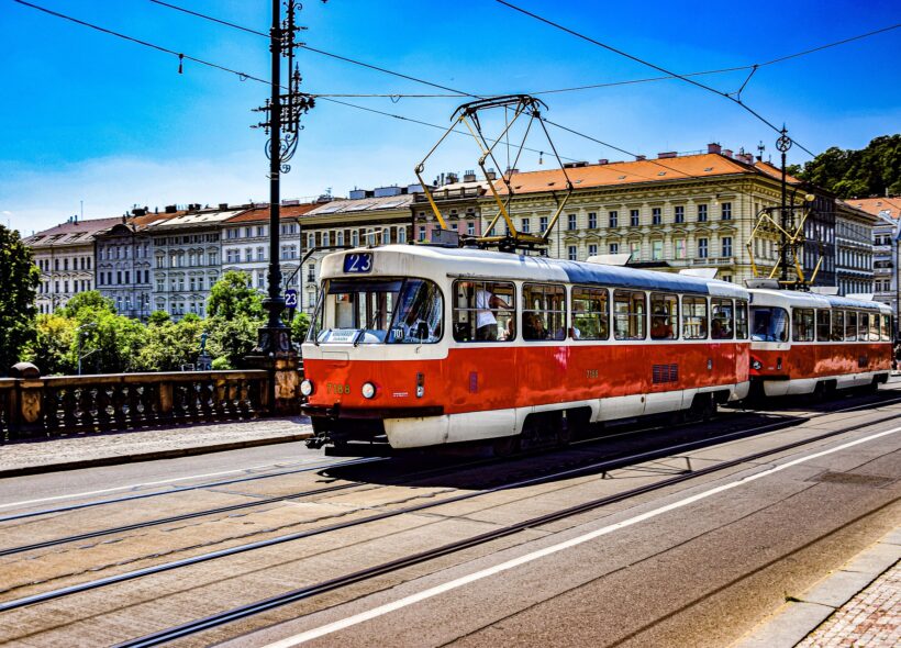 Tramvaj typu T3 na lince 23, která připomíná 30 let od zavedení přestupního tarifu v Praze.
