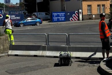 Pracovníci instalují nové bezpečnostní zábrany před Smíchovským nádražím. Opatření mají zlepšit přehlednost a ochránit chodce v dlouhodobě rizikovém prostoru. 