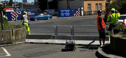 Pracovníci instalují nové bezpečnostní zábrany před Smíchovským nádražím. Opatření mají zlepšit přehlednost a ochránit chodce v dlouhodobě rizikovém prostoru. 