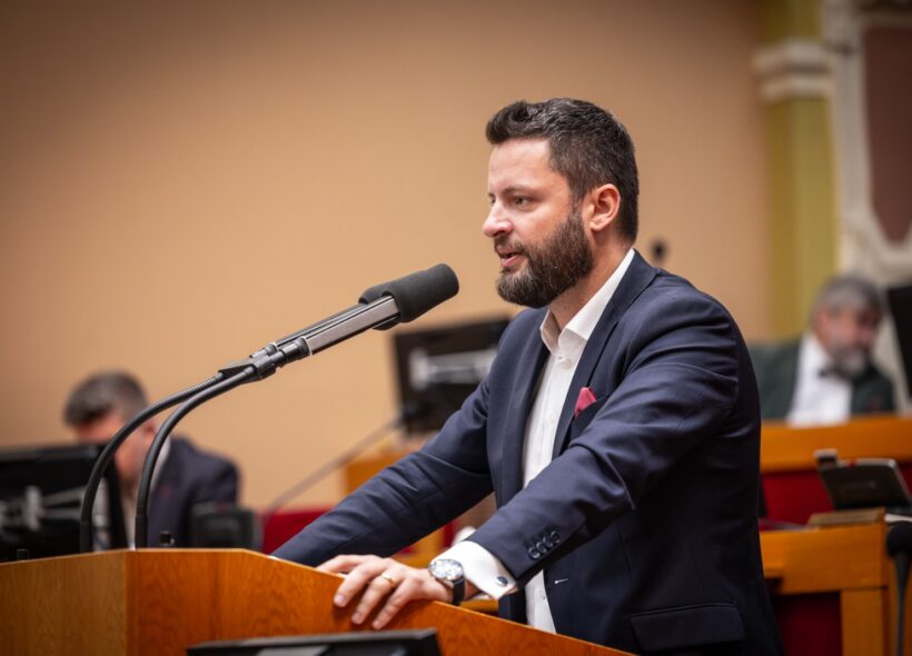 Ondřej Prokop (ANO) oznámil konec v politice. Tvrdí, že tlak médií po majetkovém přiznání dopadl i na jeho rodinu.