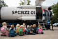 Školáci se seznamují s mobilní raketou SpaceBuzz, která v Praze představuje virtuální misi na oběžnou dráhu.