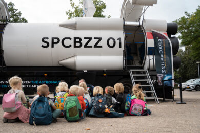 Školáci se seznamují s mobilní raketou SpaceBuzz, která v Praze představuje virtuální misi na oběžnou dráhu.