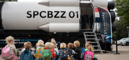 Školáci se seznamují s mobilní raketou SpaceBuzz, která v Praze představuje virtuální misi na oběžnou dráhu.