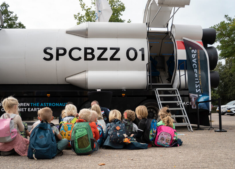 Školáci se seznamují s mobilní raketou SpaceBuzz, která v Praze představuje virtuální misi na oběžnou dráhu.