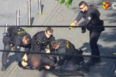 Policisté zadrželi agresivního muže pomocí taseru poté, co odmítal uposlechnout výzev a ohrožoval kolemjdoucí.