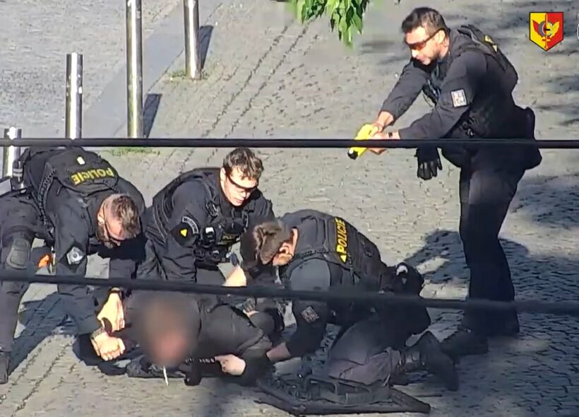 Policisté zadrželi agresivního muže pomocí taseru poté, co odmítal uposlechnout výzev a ohrožoval kolemjdoucí.