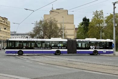 Trolejbus s kampaní „Identifikuji se jako trolejbus“ na pražské trase. Reklamní slogan k 90. výročí trolejbusů vyvolal kritiku i veřejnou debatu.