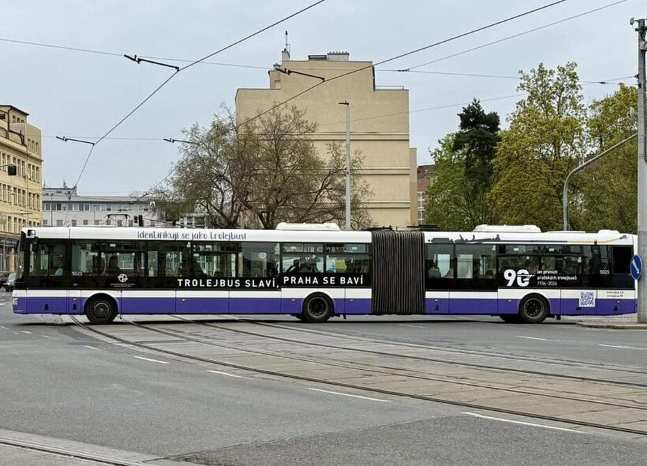 Reklamní vizuál Dopravního podniku s nápisem „Identifikuji se jako trolejbus“ vyvolal v květnu kritiku části veřejnosti i opozice.