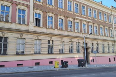 Základnímu školství dům sloužil ještě před čtvrtstoletím. Tehdy pojmul kolem 550 žáků.