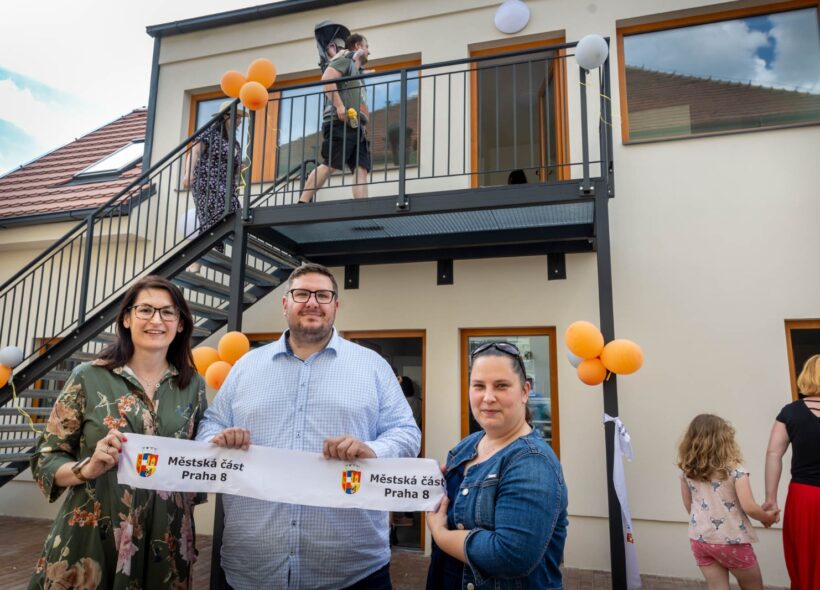 Slavnostní otevření nové přístavby Kolpingova domu v Bohnicích, která nabízí čtyři nové byty pro maminky s dětmi v nouzi.