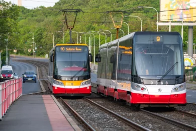 Pražské tramvaje během letního provozu. Oprava trati ve Vítězné dočasně mění trasy i intervaly několika linek.