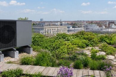 Zelená střecha s tepelným čerpadlem na pražském domě. Město nově podporuje podobná opatření v programu Čistá energie Praha 2026–2027, který nabízí dotace na čerpadla, zelené střechy i zadržování dešťové vody.