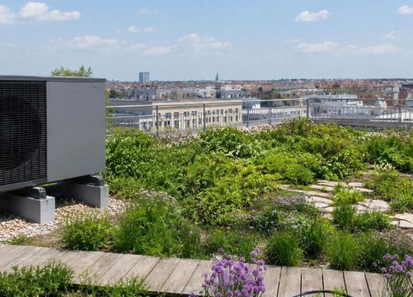 Zelená střecha s tepelným čerpadlem na pražském domě. Město nově podporuje podobná opatření v programu Čistá energie Praha 2026–2027, který nabízí dotace na čerpadla, zelené střechy i zadržování dešťové vody.