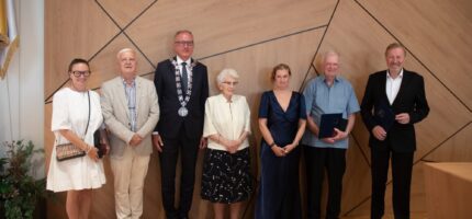 Společné foto nových čestných občanů Prahy 12 se starostou Vojtěchem Kosem, zleva: Andrea
Metcalfe (cenu přebírala za svého dědečka, plk. Jiřího Maňáka, in memoriam), MUDr. Jiří Presl,
starosta Vojtěch Kos, Ing. Vilma Chládková, Radmila Korhoňová (cenu přebírala za svého prastrýce,
Karla Pecha, in memoriam), PhDr. Jiří Tichota a Richard Haan