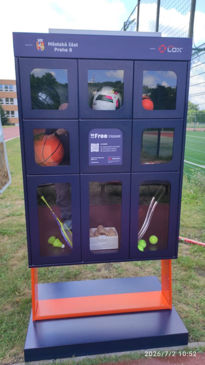 Chytrá skříňka LOX v Praze 8 nabízí sportovní vybavení k bezplatnému půjčení na 90 minut.