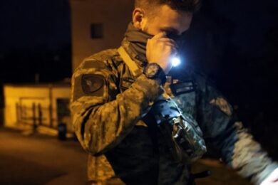 Noční hlídka ve Strašnicích při kontrole kolejiště, kde byla objevena tajná stezka vedoucí na zahrady poškozených.