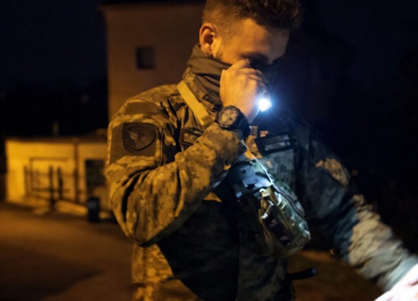 Noční hlídka ve Strašnicích při kontrole kolejiště, kde byla objevena tajná stezka vedoucí na zahrady poškozených.