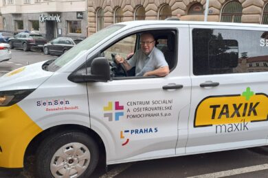 „Záhy proběhnou  bezbariérové úpravy, které uhradí příspěvek Nadace Charty 77, takže vůz bude sloužit nejen občanům Prahy 5 v seniorském věku, ale i vozíčkářům,“ uvedl 1. místostarosta Petr Lachnit (na snímku).