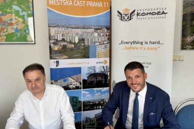 Starosta Prahy 11 Martin Sedeke a místopředseda Hospodářské komory Praha Jihozápad Filip Mikulec při podpisu memoranda o spolupráci mezi radnicí a podnikatelským sektorem.