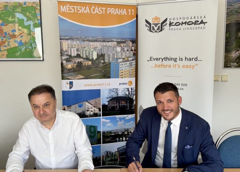 Starosta Prahy 11 Martin Sedeke a místopředseda Hospodářské komory Praha Jihozápad Filip Mikulec při podpisu memoranda o spolupráci mezi radnicí a podnikatelským sektorem.