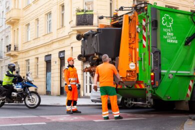 Popeláři Pražských služeb při letním svozu odpadu. Denně nachodí až 20 tisíc kroků a odvezou několik tun materiálu.