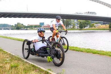 Sportovci na trase Handy cyklo maratonu. Akce propojuje cyklisty a lidi s hendikepem, kteří společně zdolávají tisícikilometrovou výzvu napříč republikou.