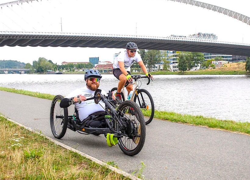 Sportovci na trase Handy cyklo maratonu. Akce propojuje cyklisty a lidi s hendikepem, kteří společně zdolávají tisícikilometrovou výzvu napříč republikou.