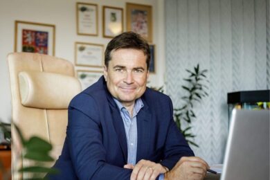 Starosta Prahy 13 David Vodrážka ve své kanceláři, kde se dlouhodobě věnuje otázkám bezpečnosti v okolí stanic metra.