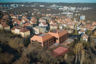Nový objekt v budoucnu nabídne osm kmenových učeben a tři specializované třídy pro výuky výtvarné výchovy, jazyků a počítačů.  